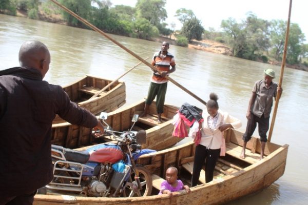 Residents of Tharaka preparing to cross the Tana river to Kitui county using boats